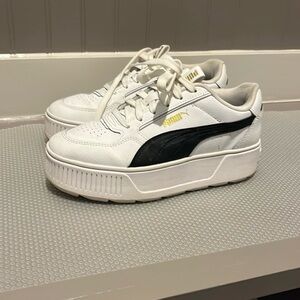 cute comfy white pumas only worn a couple times great condition